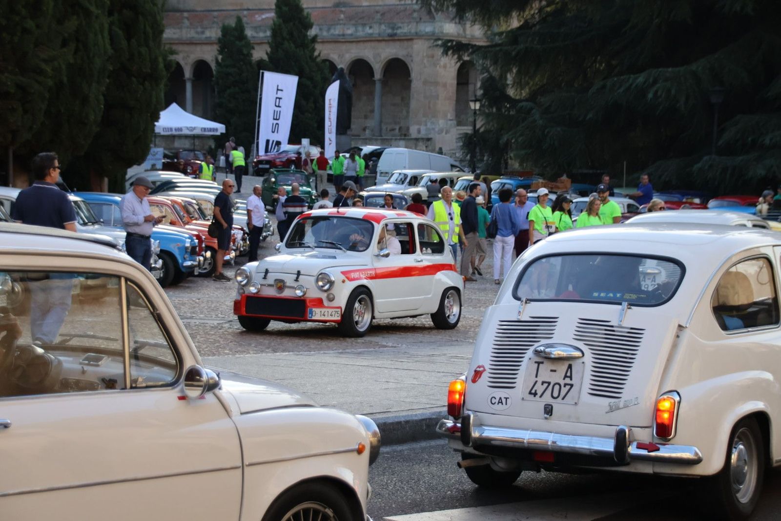 Concentración de Seat 600 en la plaza del Concilio de Trento. Fotos Andrea M.