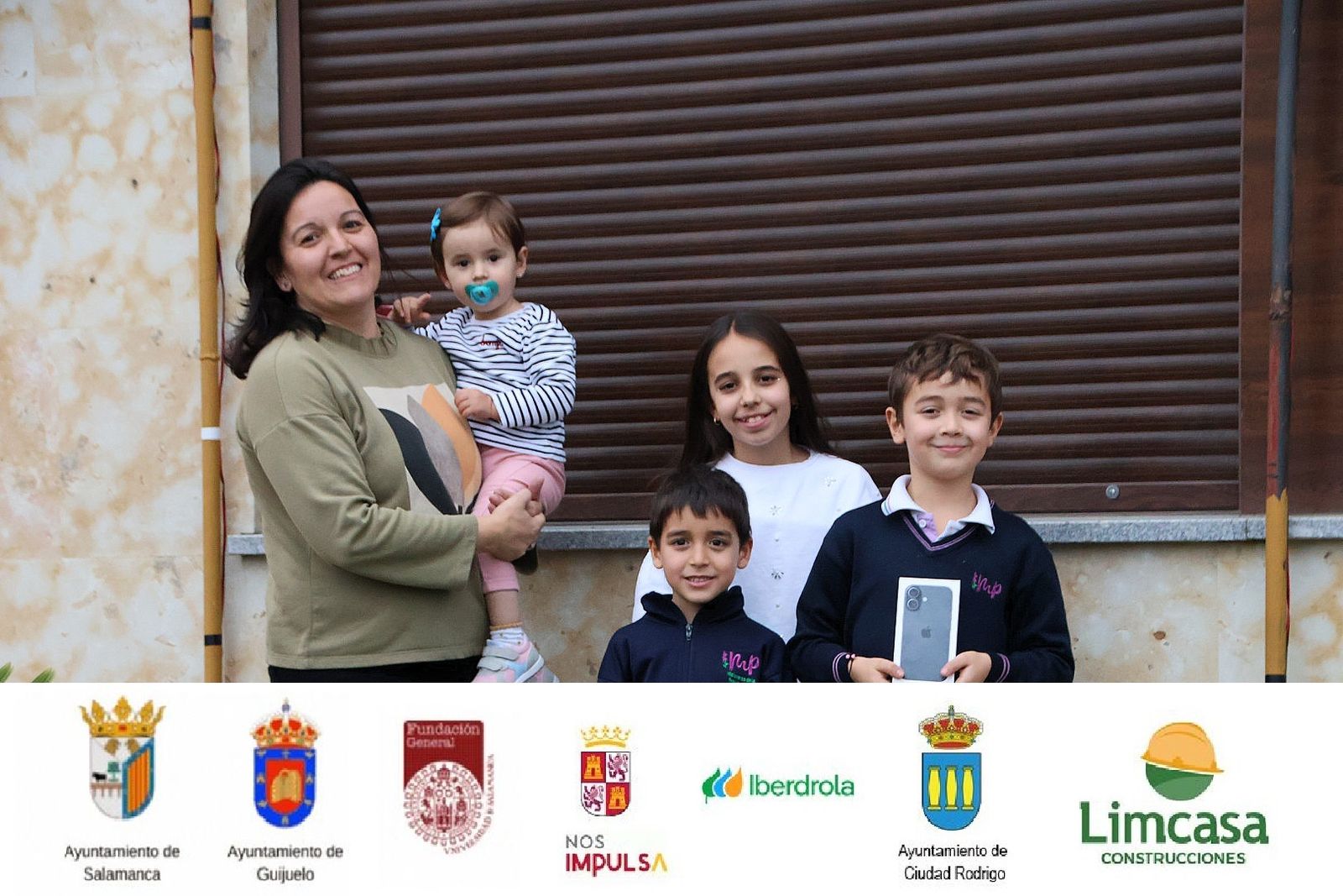 Familia de José Adrián, ganador del primer premio ‘Decoración e iluminación navideña’ en Villamayor