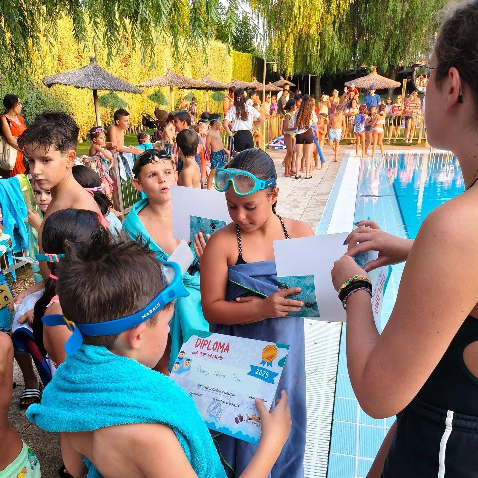 Exhibición de natación de un centenar de menores en las piscinas de Carbajosa de la Sagrada