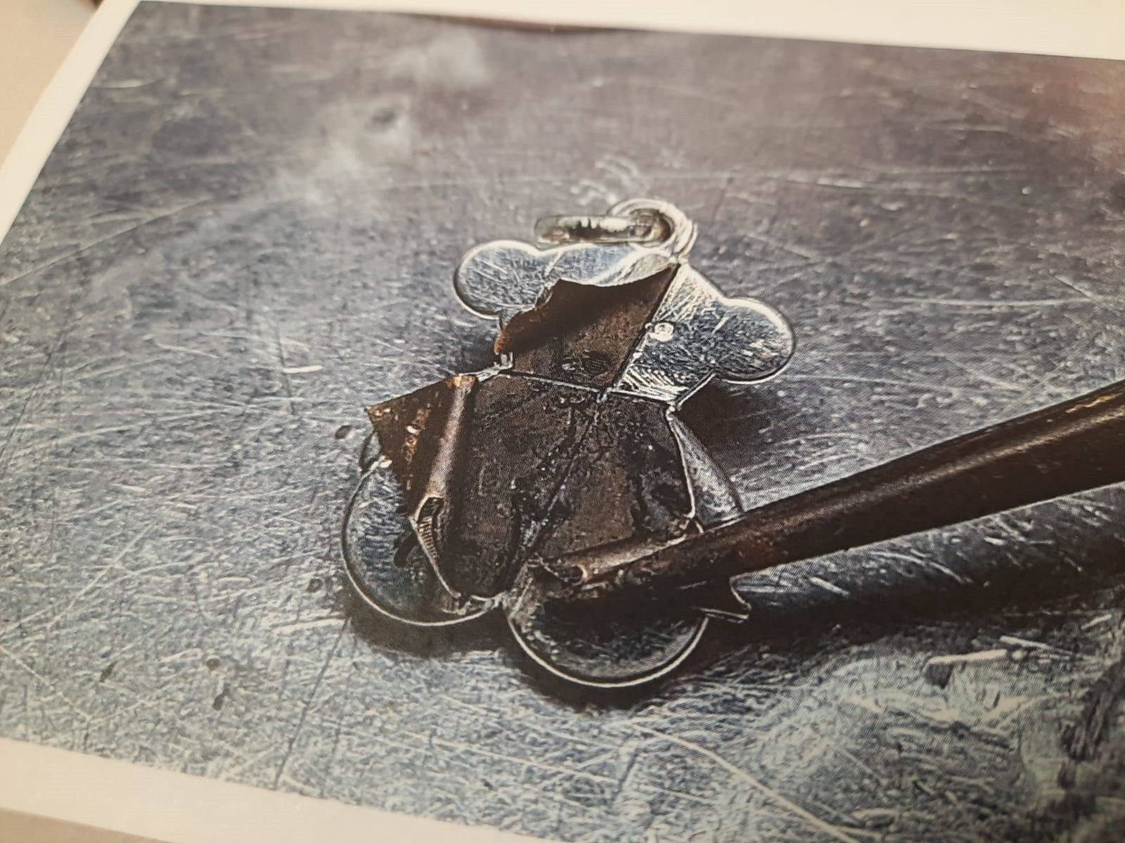 Fotografía cedida por Consujoya de análisis de pieza de Tous