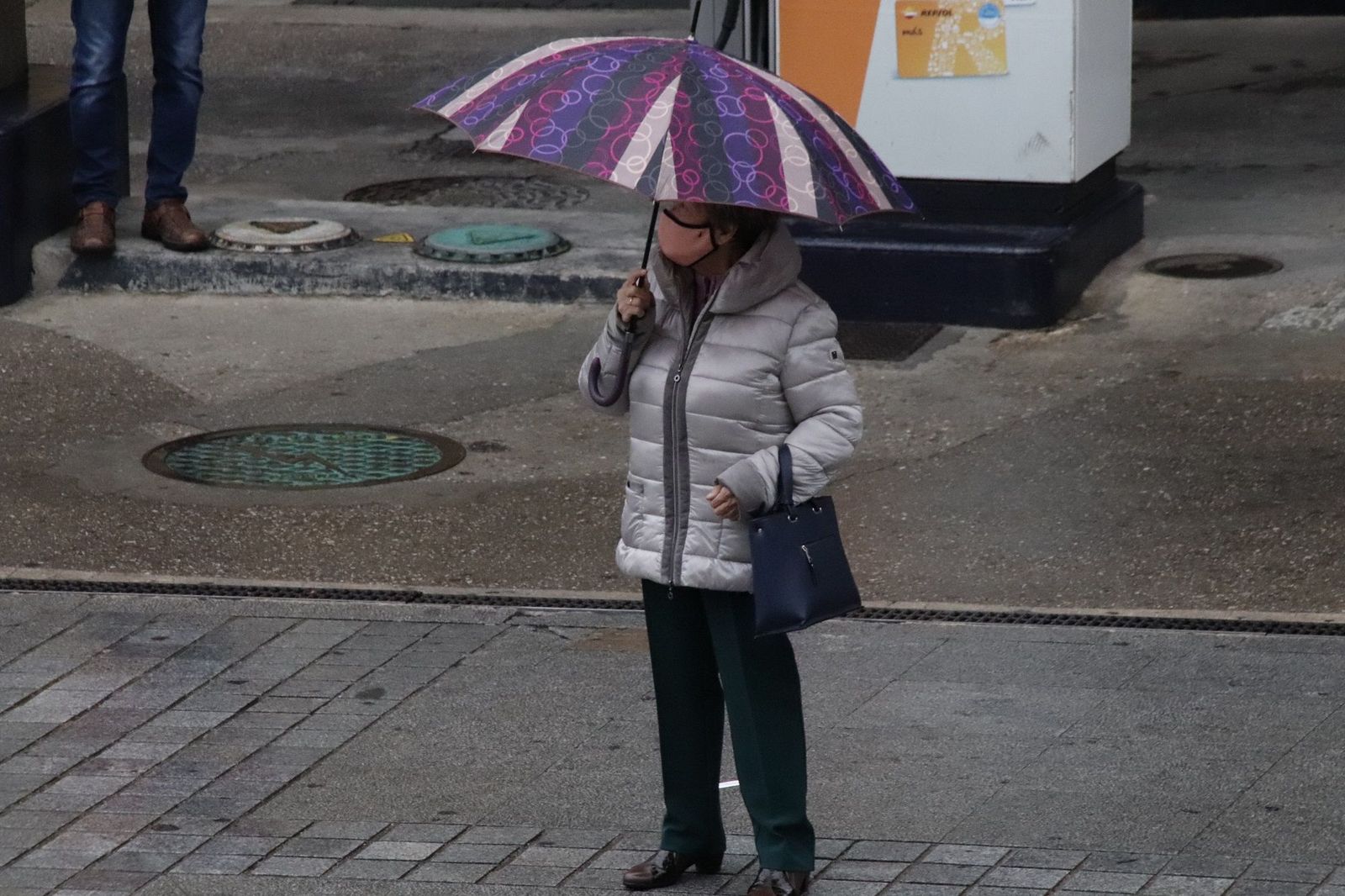 Mujer con paraguas en un día de lluvia en Salamanca