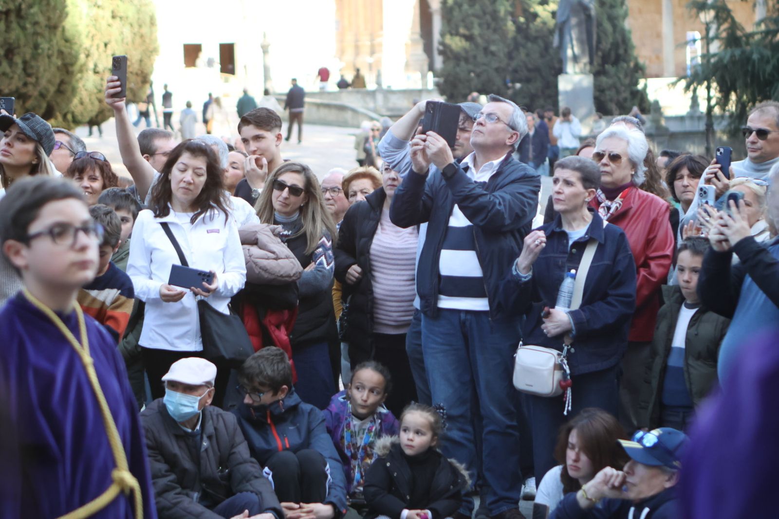 Jesús Rescatado procesiona en Salamanca con su nueva túnica y la atenta mirada de cientos de fieles