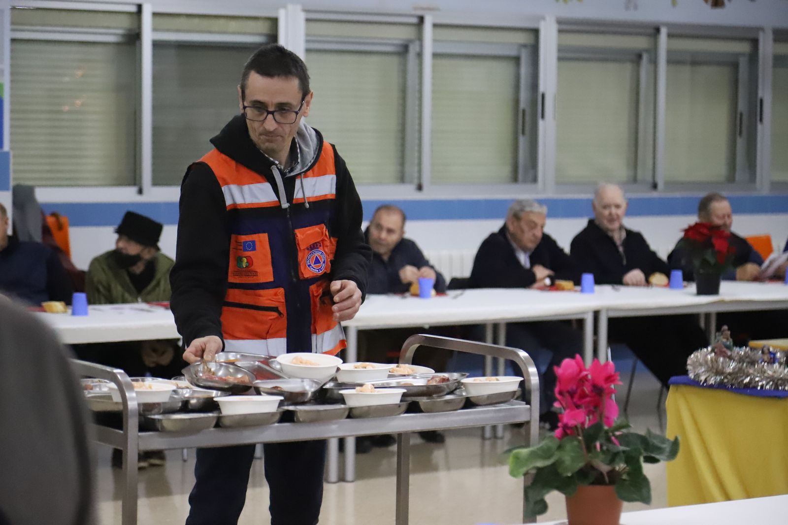 cena-de-nochebuena-solidaria-a-cargo-de-proteccion-civil-12