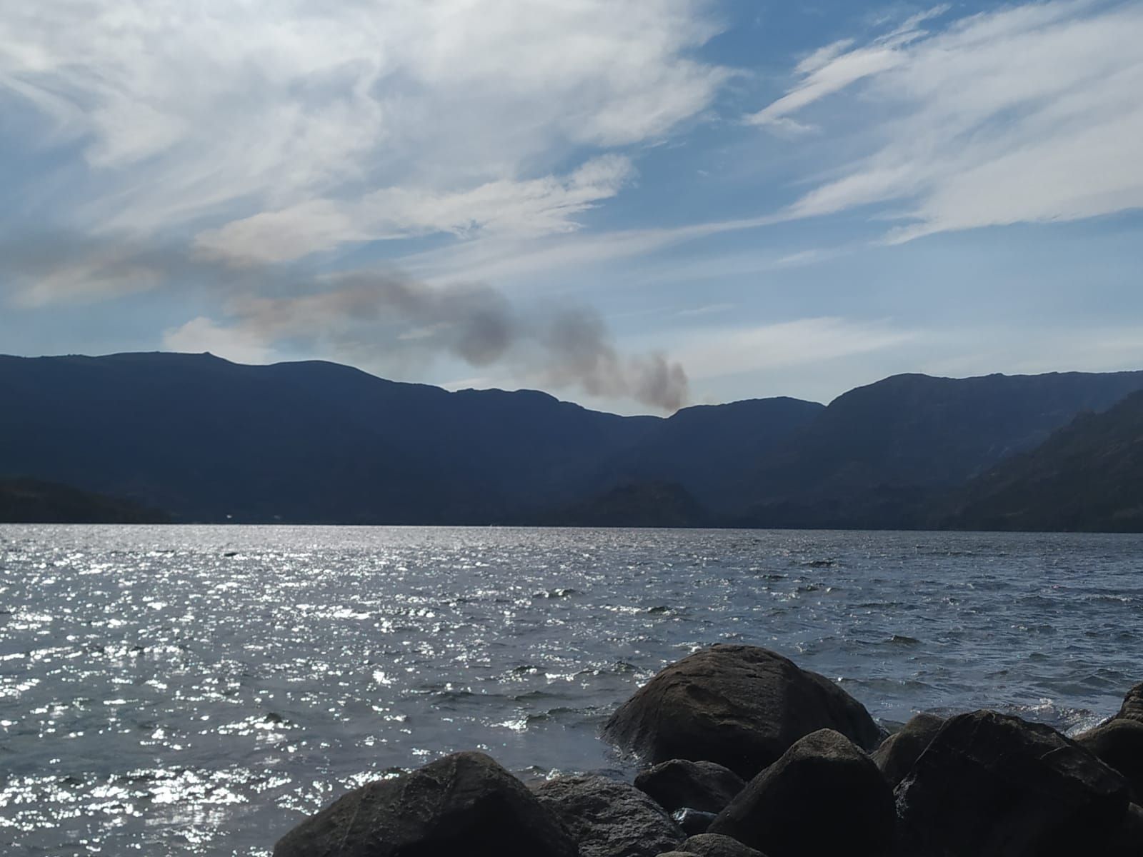 Columna de humo vista desde el Lago de Sanabria