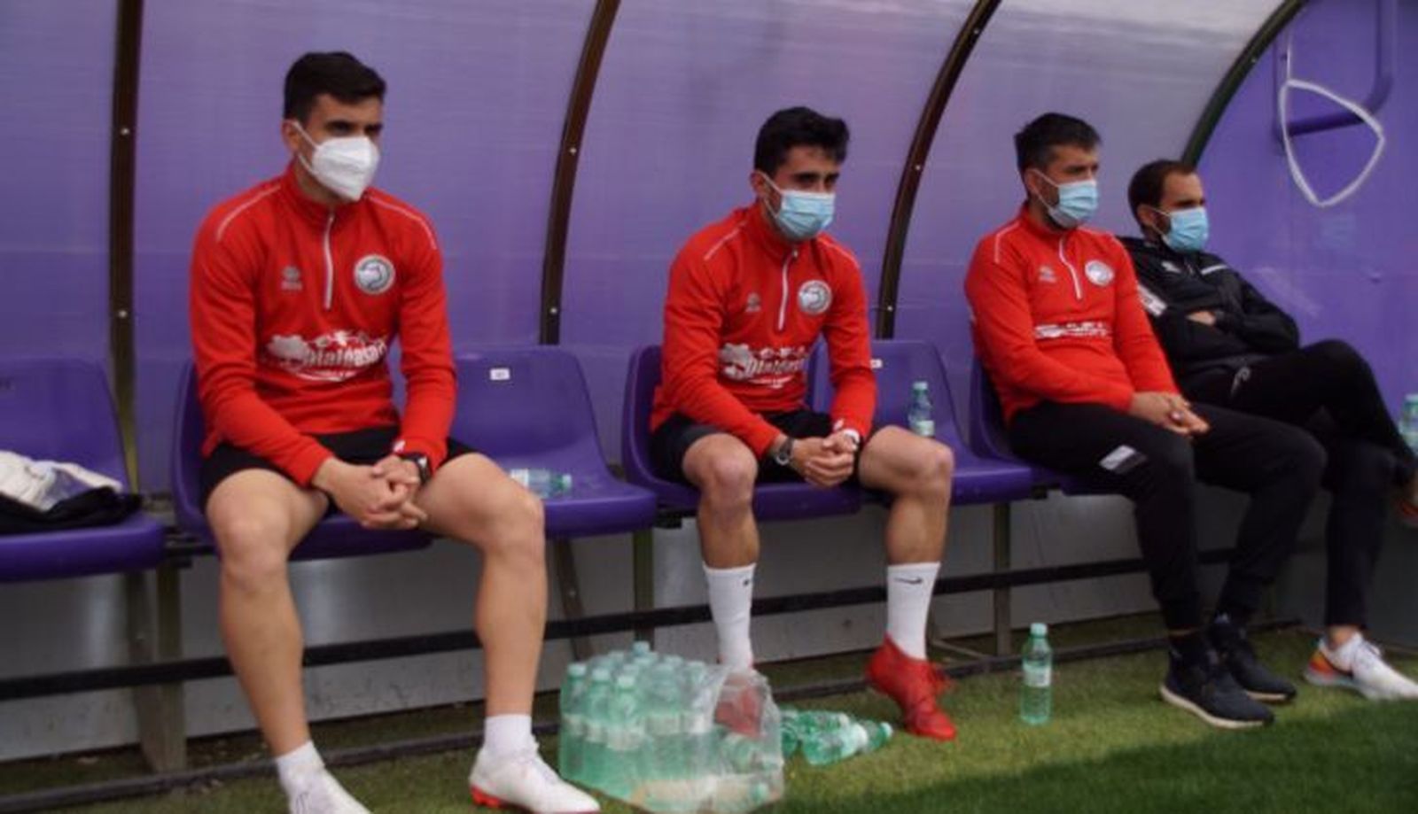 Hernán, junto a su cuerpo técnico, en el banquillo de los Anexos de Zorrilla.