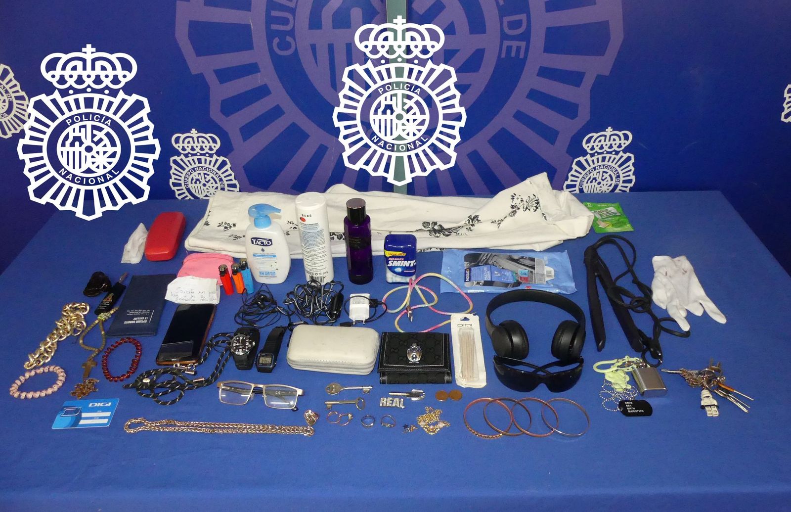 Detienen a un mujer por sustraer varios objetos personales, entre ellos dinero y móviles, de la habitación de una residencia universitaria en Pizarrales