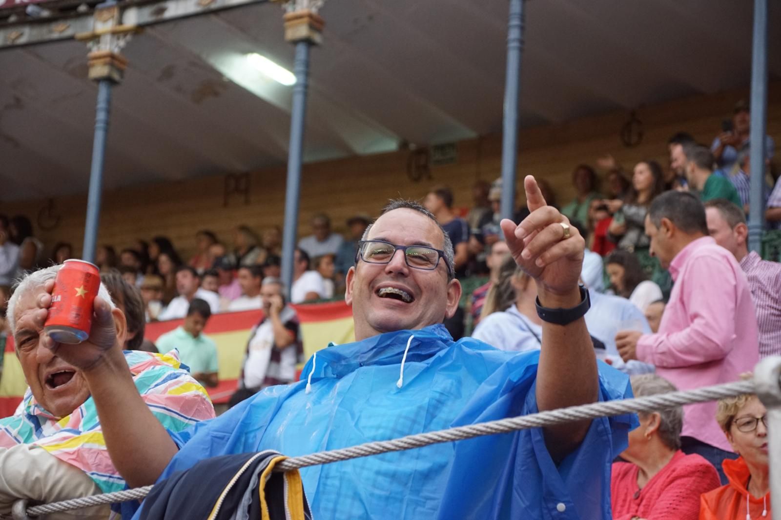 Expectación por ver los caballos de rejoneo en La Glorieta: imágenes del ambiente en los tendidos y en el patio de cuadrillas