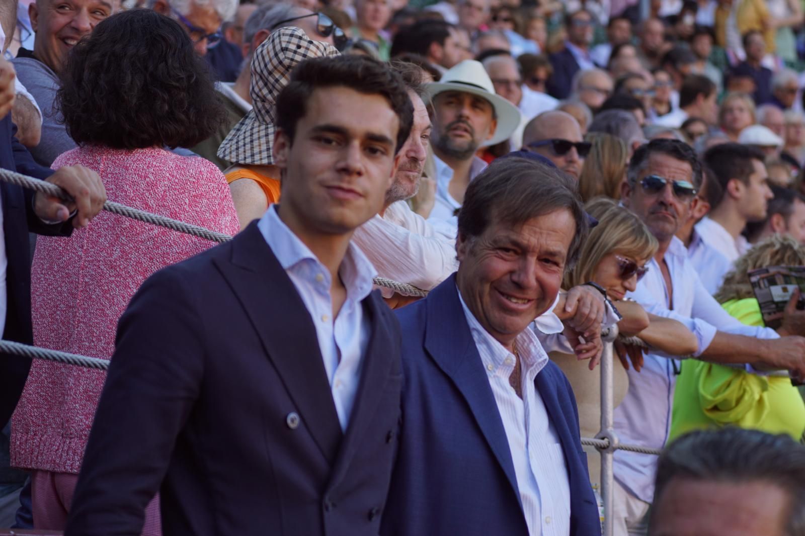Justo Hernández, ganadero de Garcigrande, junto a su hijo en La Glorieta