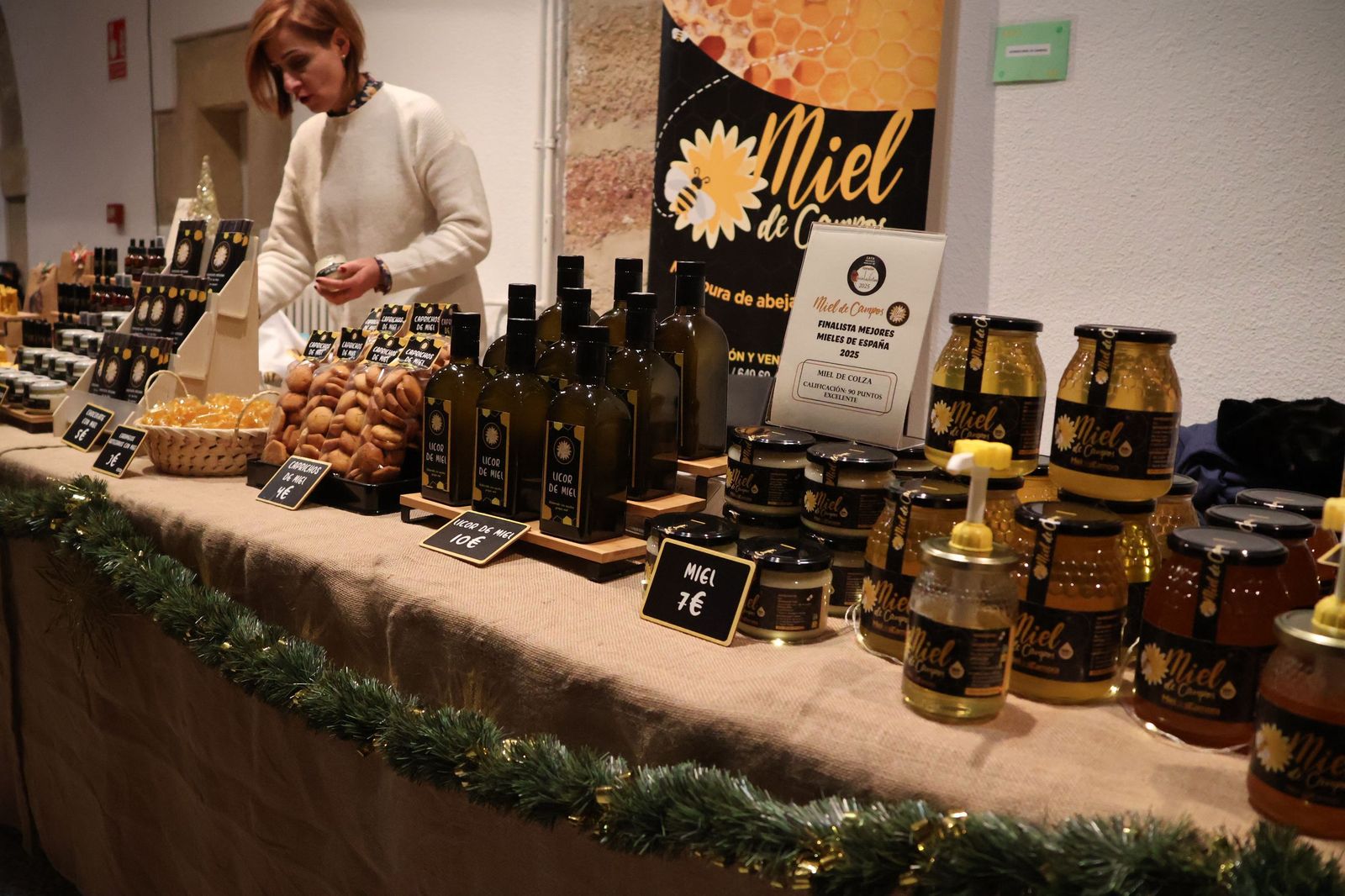 Mercadillo solidario de Navidad de la Cofradía de la Concha (11).JPG