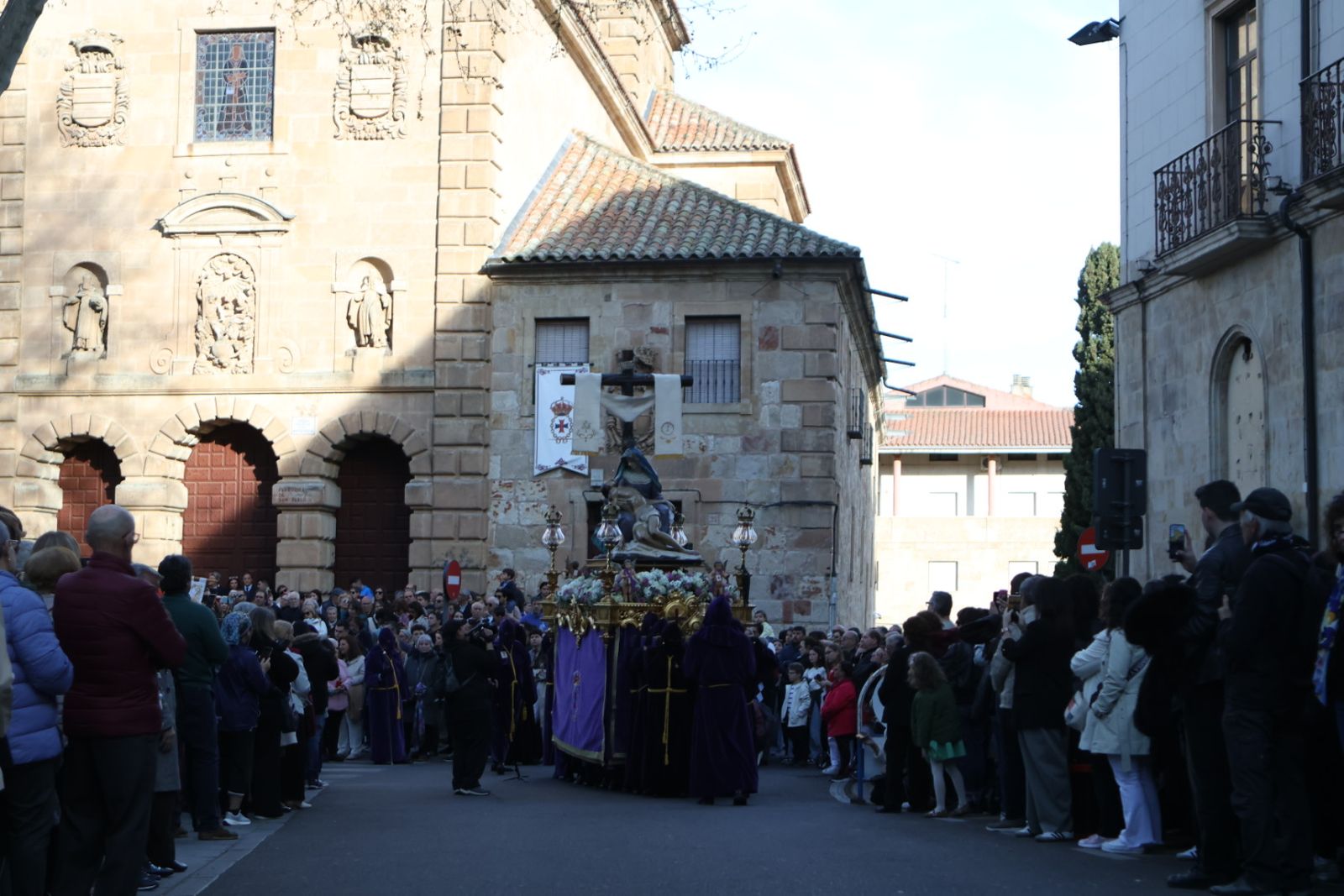 Jesús Rescatado procesiona en Salamanca con su nueva túnica y la atenta mirada de cientos de fieles