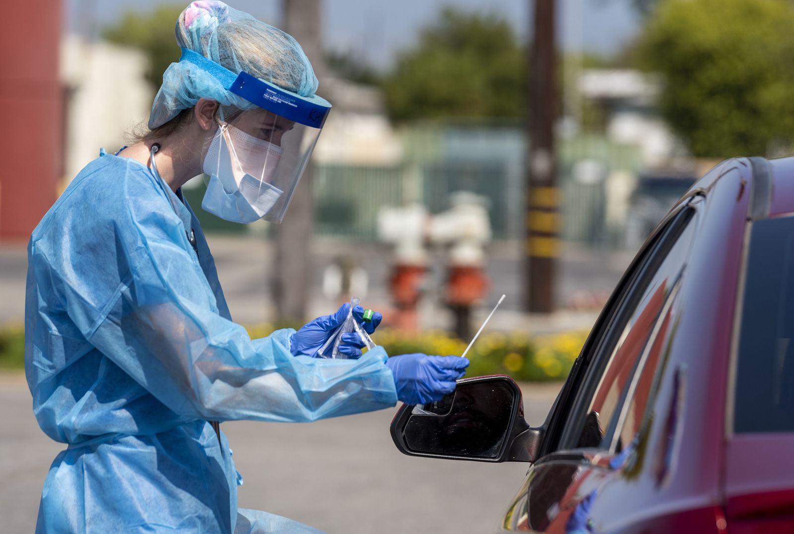 21 April 2020, US, Santa Ana: A medic at AltaMed Health Services prepares to test a drive-through patient for Coronavirus (Covid-19) at her Bristol Street clinic in Santa Ana. Photo: Leonard Ortiz/Ora 21 April 2020, US, Santa Ana: A medic at AltaMed Health Services prepares to test a drive-through patient for Coronavirus (Covid-19) at her Bristol Street clinic in Santa Ana. Photo: Leonard Ortiz/Ora