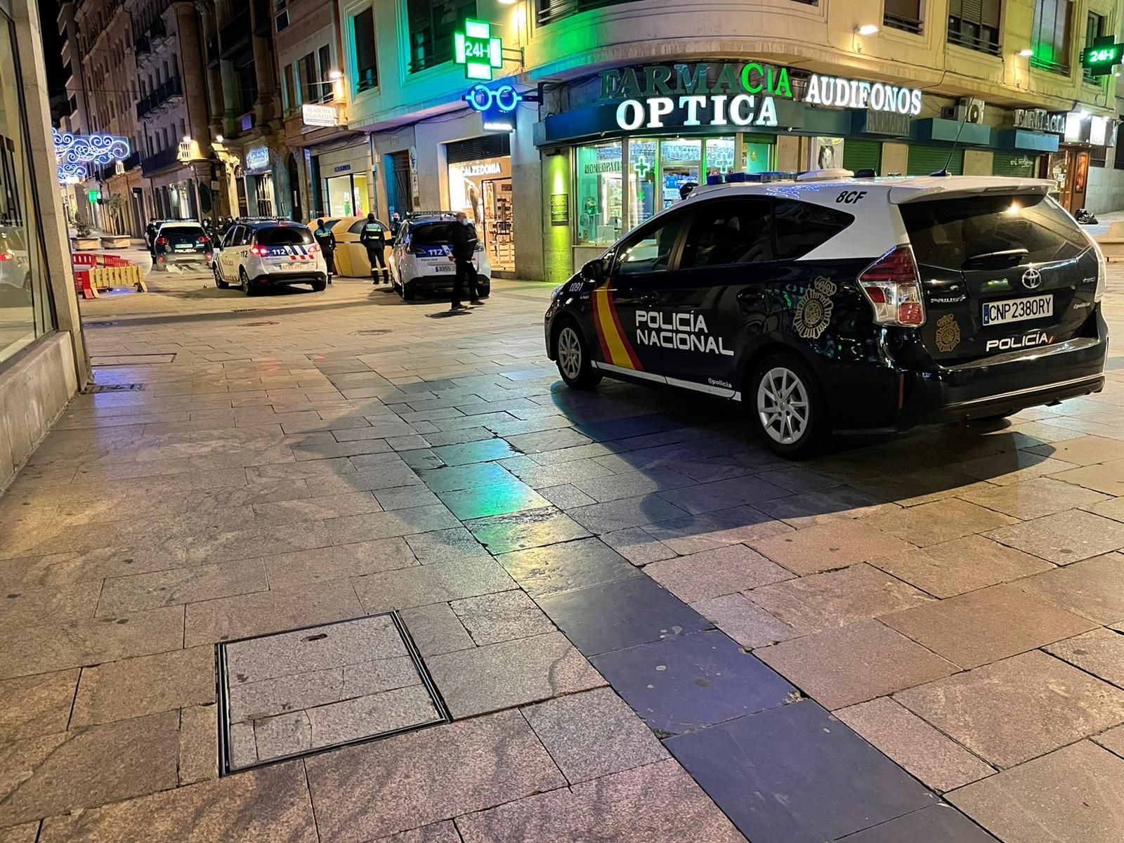 Policía Nacional y Policía Local en la plaza del Liceo