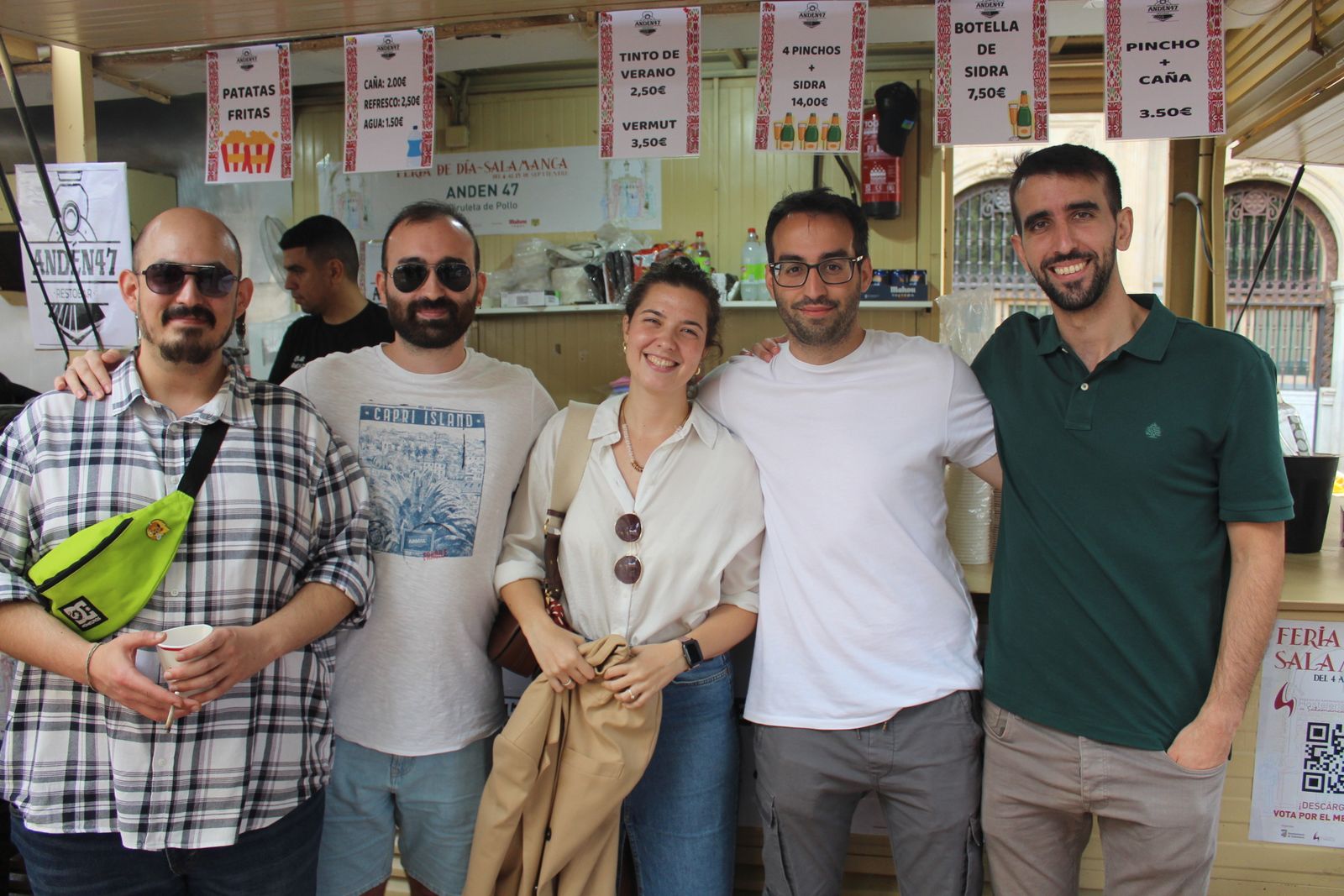 Ambiente en la Feria de Día en el mediodía de este domingo