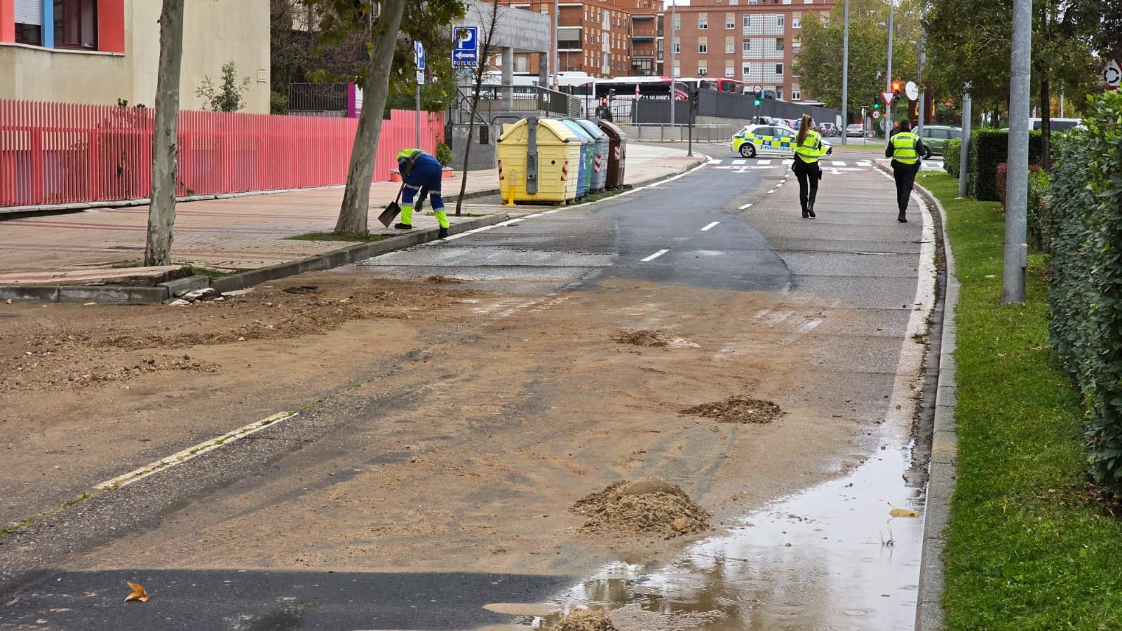 Cortada al tráfico la avenida de los Maristas tras la rotura de una tubería