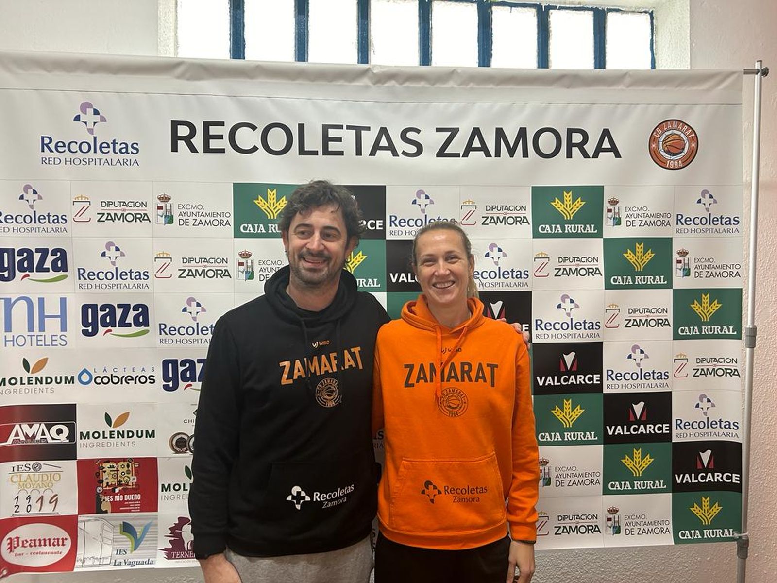 Ricardo Vasconcelos y Adrijana en rueda de prensa