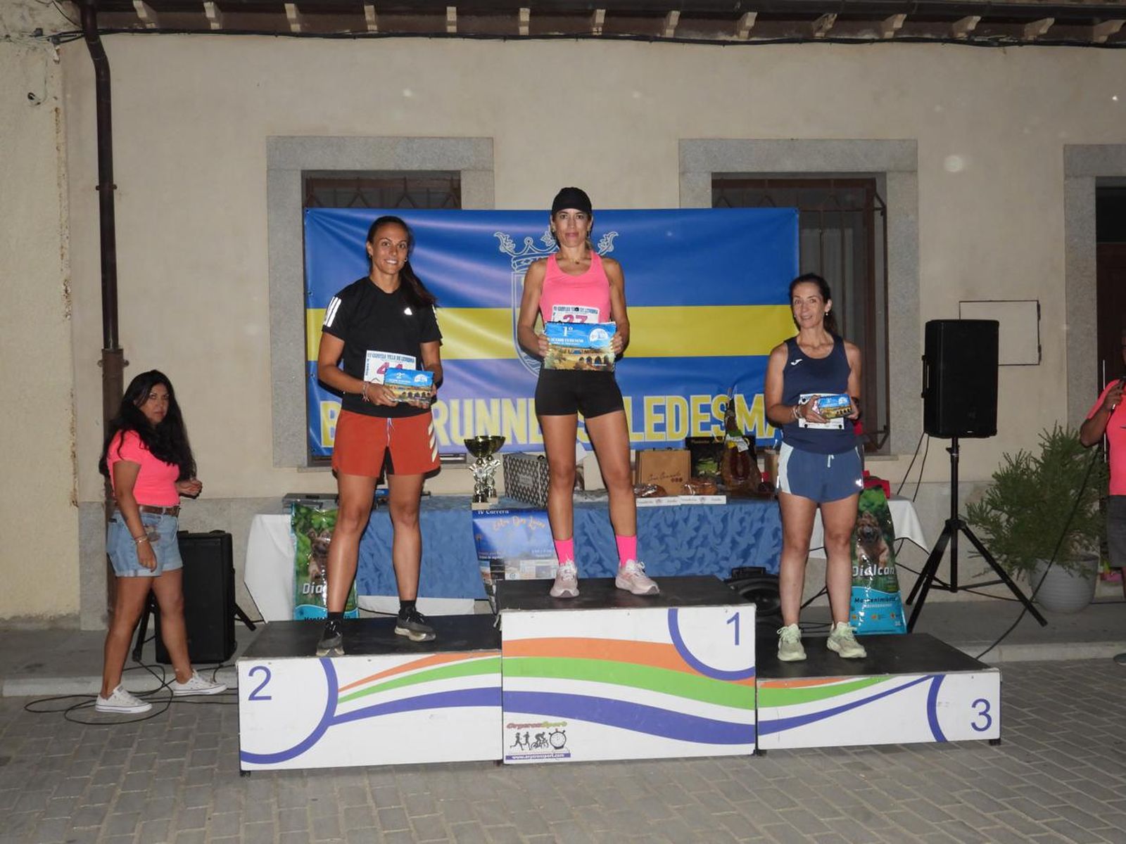 Podio femenino de la IV Carrera Villa de Ledesma Entre dos Luces