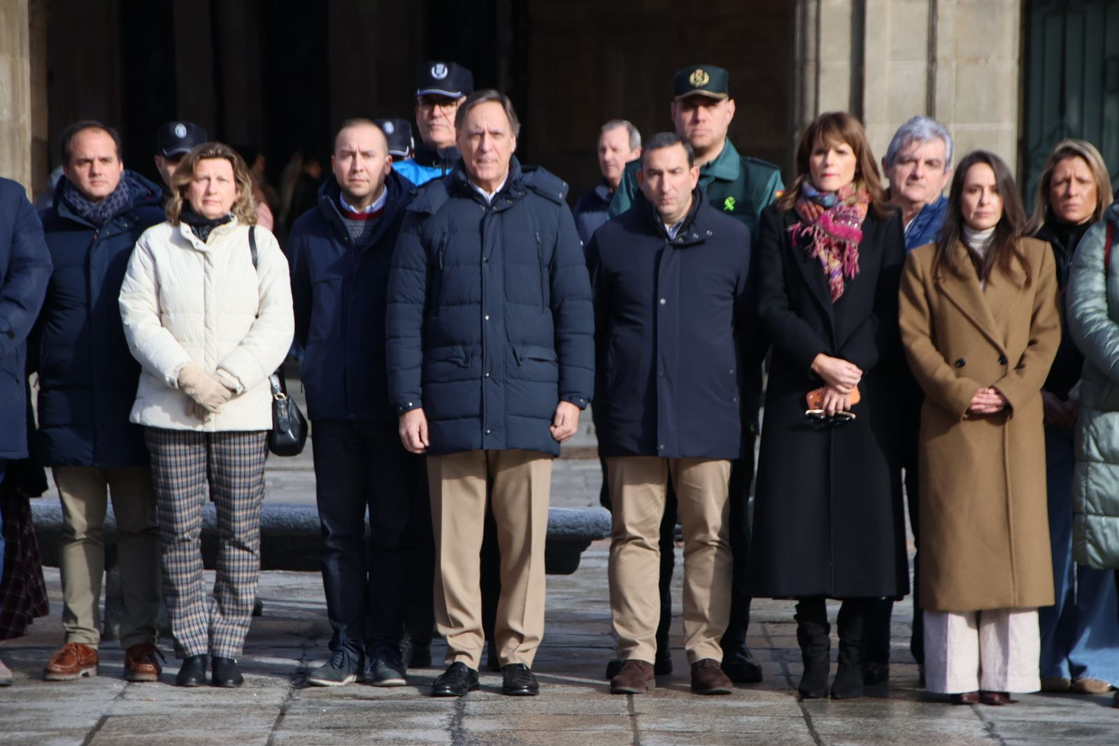 La Corporación municipal guarda un minuto de silencio por las víctimas del accidente ferroviario en la localidad cordobesa de Adamuz