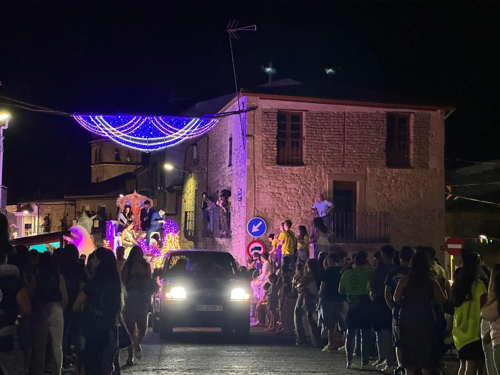 El desfile de carrozas de Aldeadávila vuelve a llenar de luz y color las calles en sus fiestas