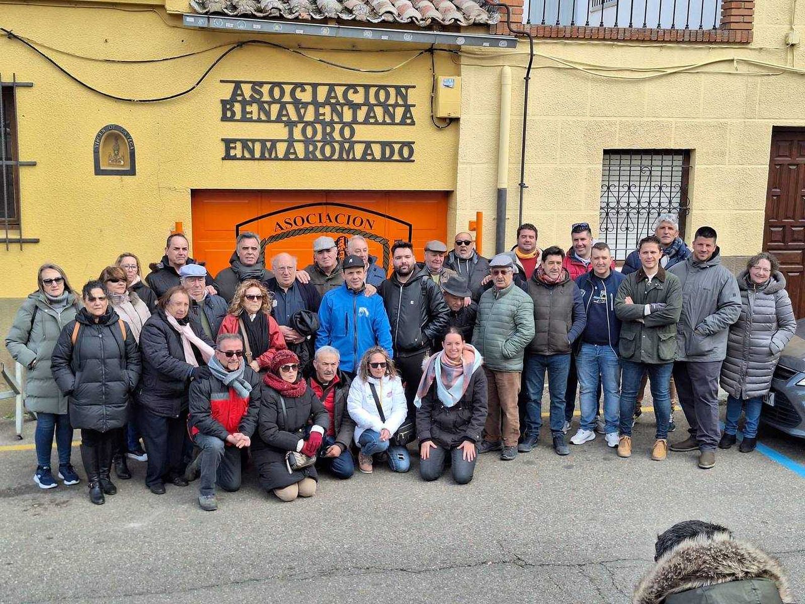 La asociación taurina toresana ‘La Verónica’ visita Benavente para conocer los secretos del Toro Enmaromado