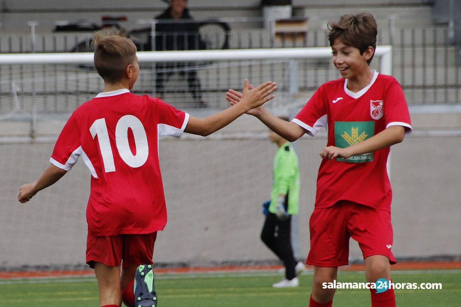 Dos jugadores de la base del Navega celebran un gol.