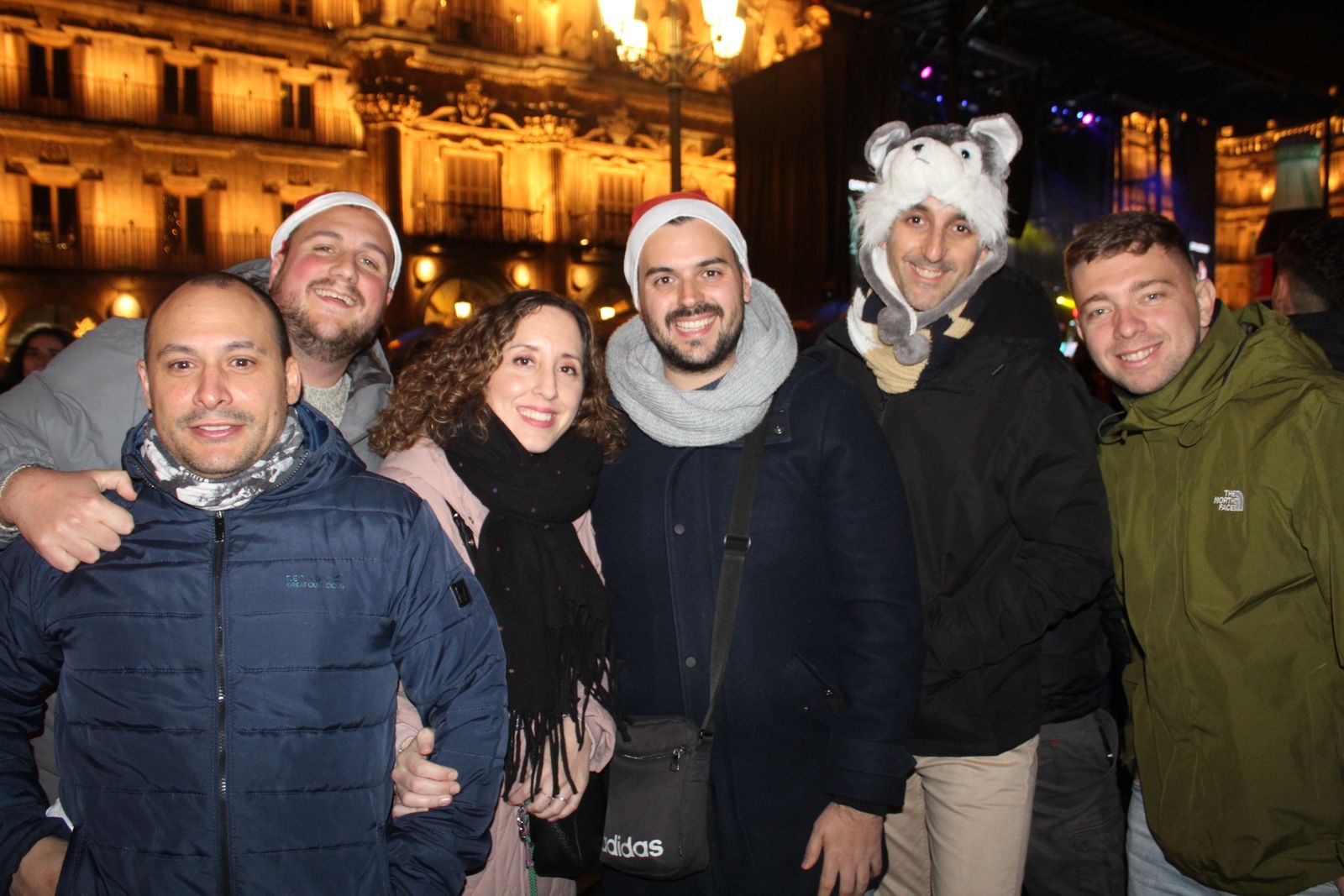 Miles de personas disfrutan de las campanadas y la fiesta del Fin de Año Universitario