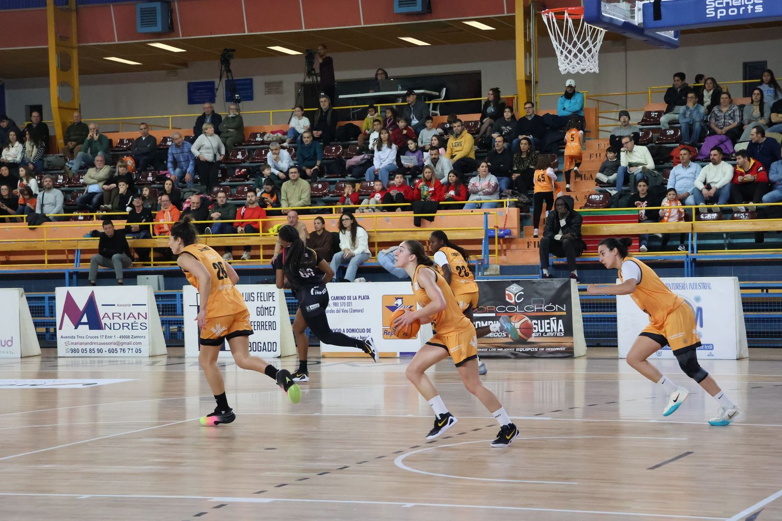Partido entre CD Zamarat y Cajasol Baloncesto Sevilla