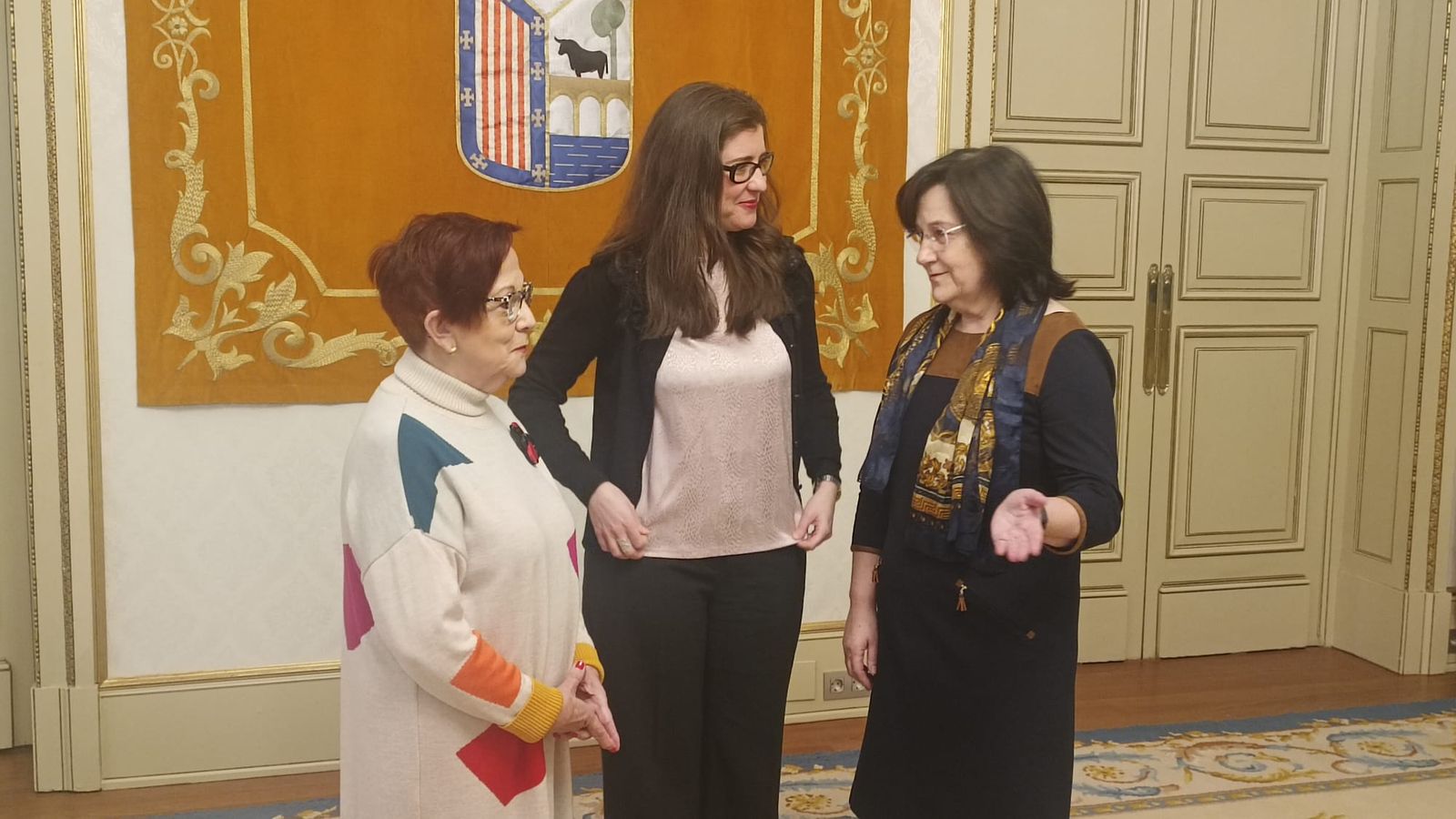 De izquierda a derecha, Ascensión Iglesias (Asociación de Ayuda a la Mujer «Plaza Mayor»), Miryam Rodríguez (concejala) y Patrocinio Rodríguez (ASPACE)