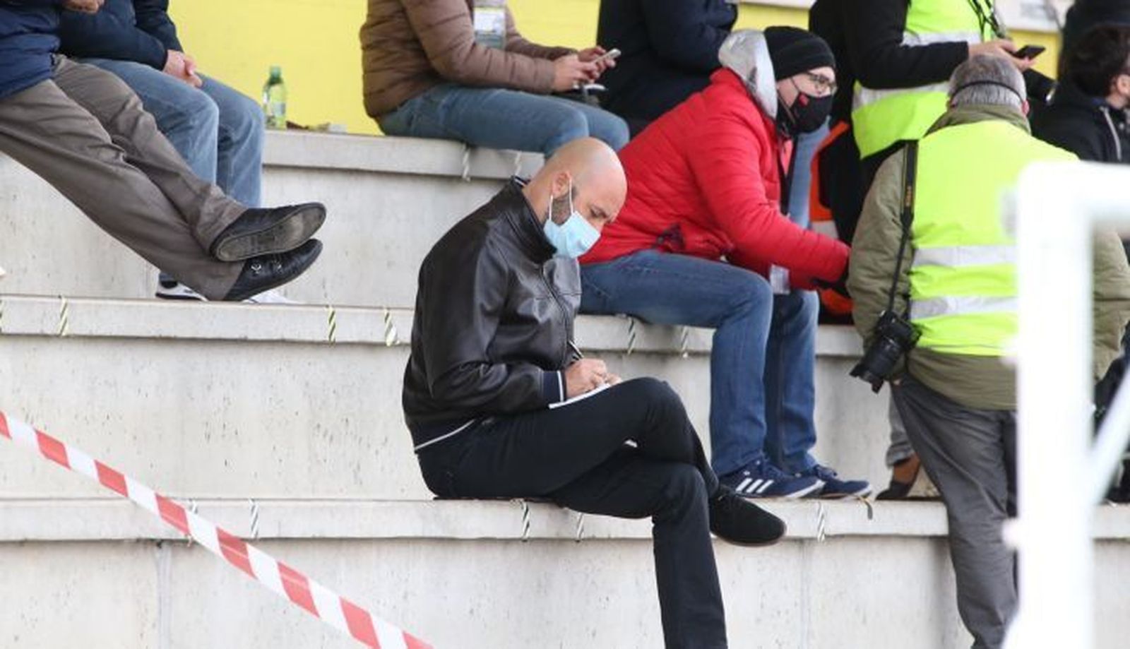 David Movilla toma notas durante el choque entre Unionistas y Celta B