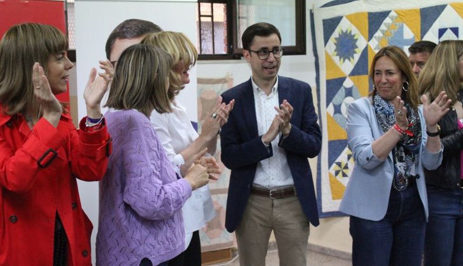 La ministra de educación, Pilar Alegría, visita la Asociación de Vecinos Amigos de Navega
