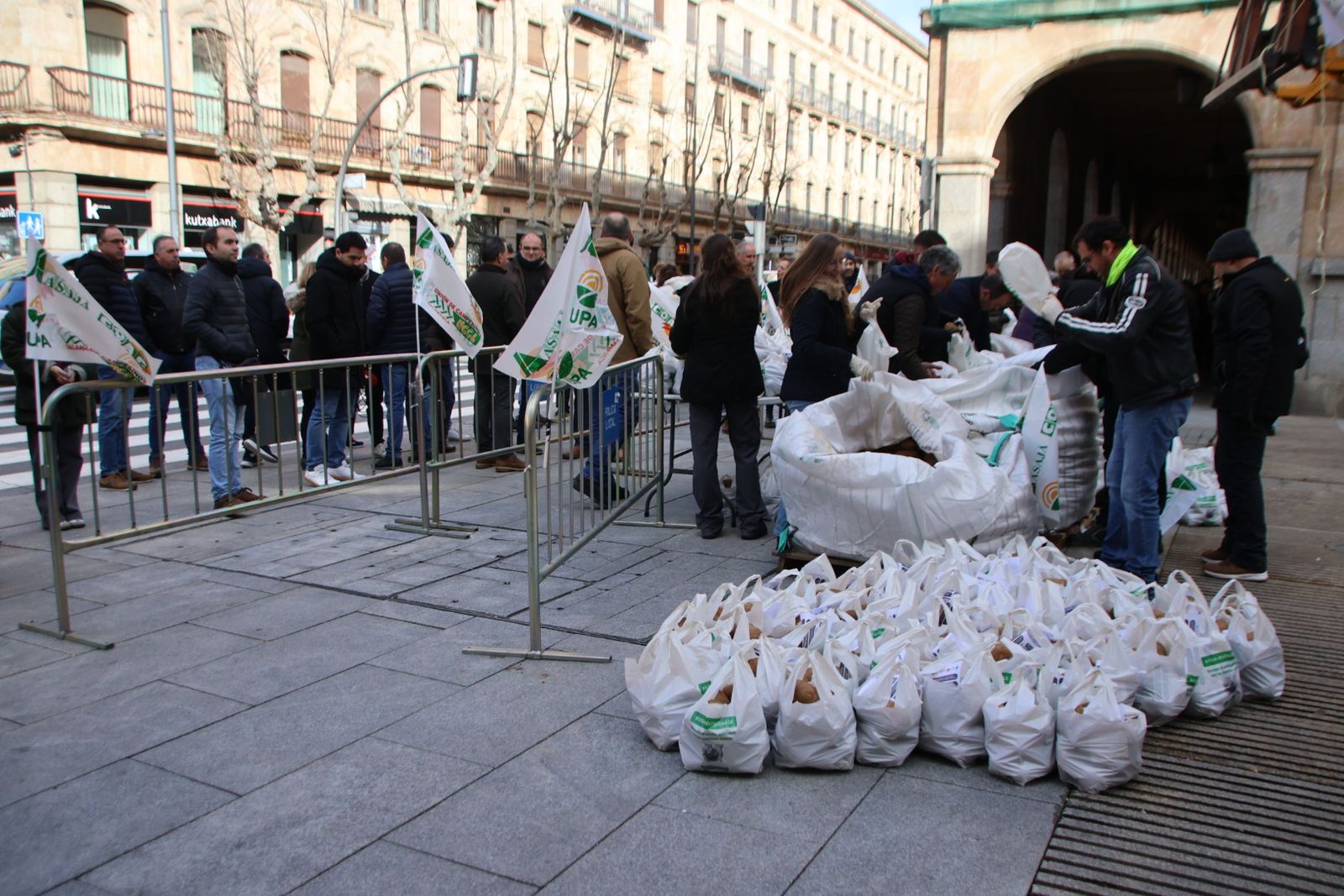 Reparto de 4.000 kg de patatas