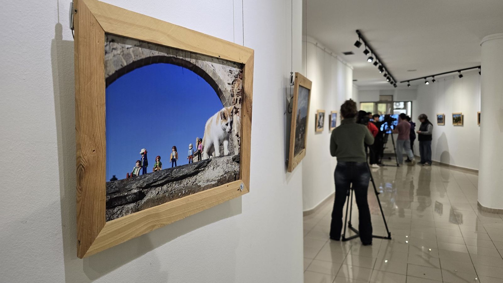 El concejal de Juventud, Pedro Martínez, presenta la exposición ‘Otras Miradas – Exposición de Fotografía con Playmobil’