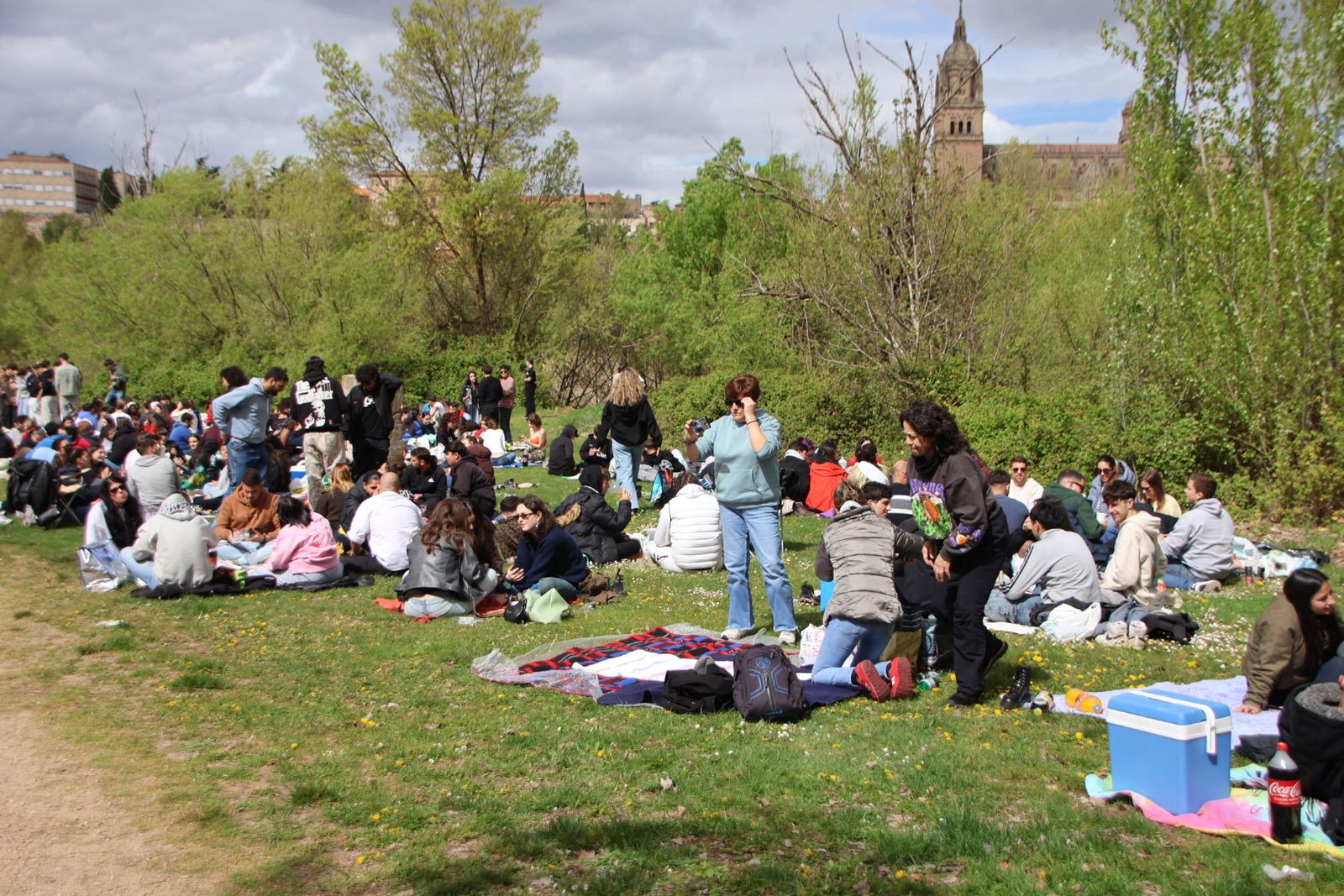 Un multitudinario Lunes de Aguas en Salamanca llena la ribera del Tormes