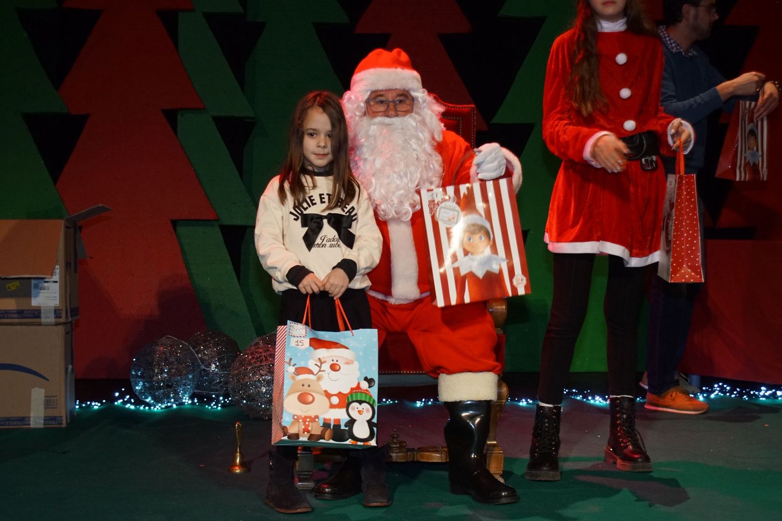 Papá Noel recorre las calles de Alba de Tormes y entrega regalos a los niños