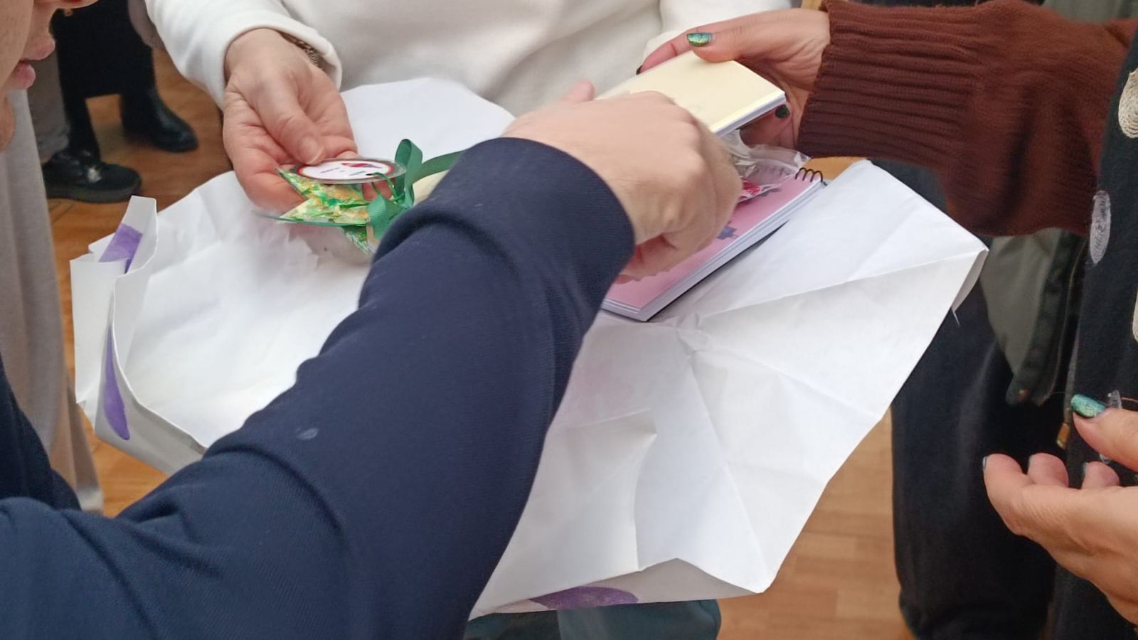 La Asociación ZOES entrega juegos hiperbólicos y manguitos tejidos a ganchillo con lana a entidades sociales de Salamanca