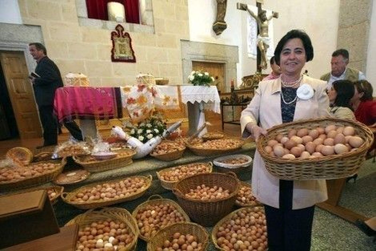 Los vecinos subastan los Huevos de Cristo