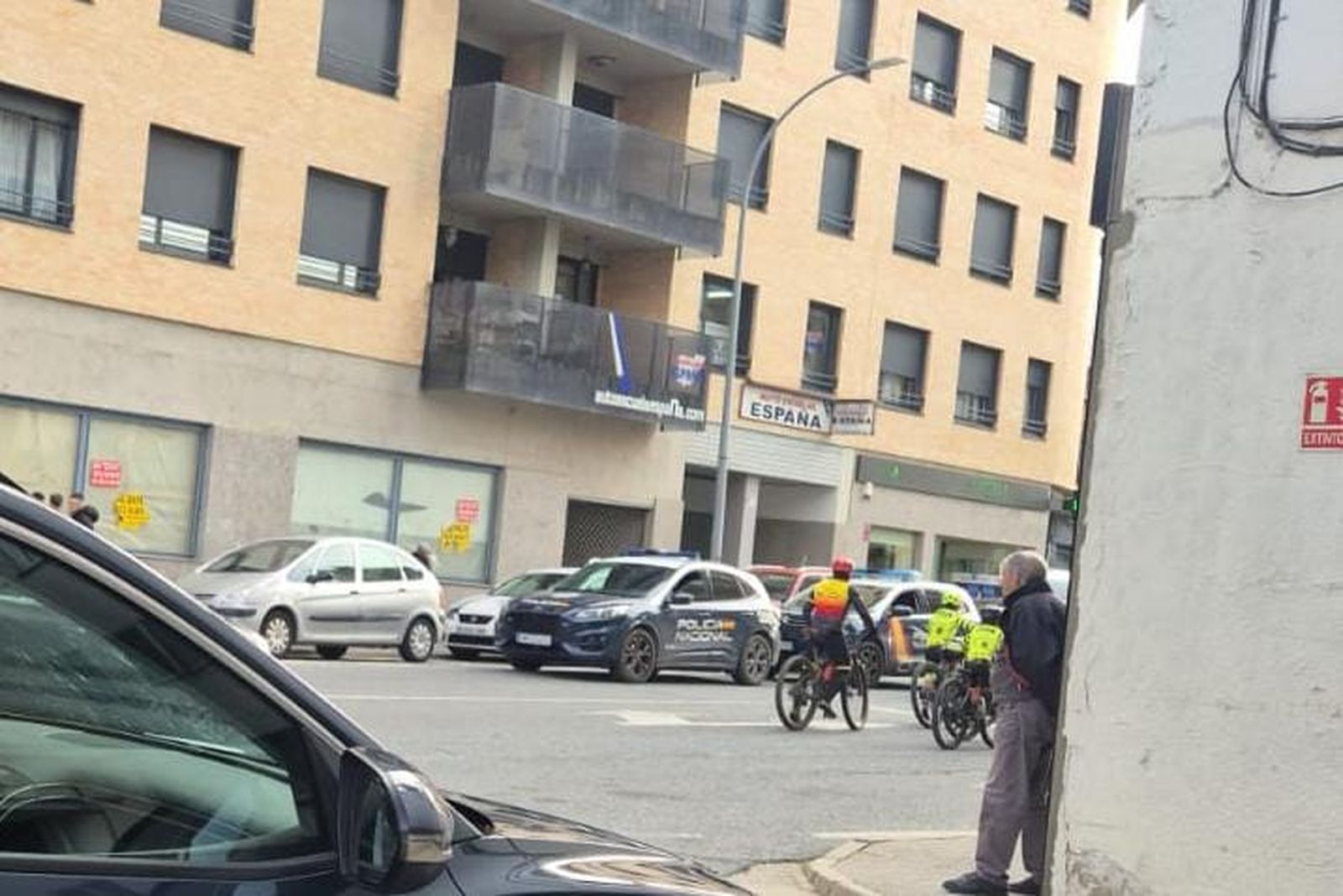 Dos coches de la Policía Nacional tras el incidente ocurrido en una pelea de cinco jóvenes en Béjar Dos coches de la Policía Nacional tras el incidente ocurrido en una pelea de cinco jóvenes en Béjar