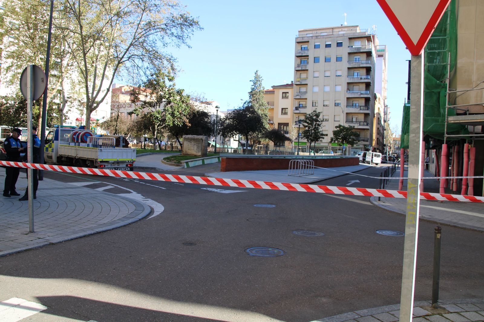 cortan-la-plaza-julian-sanchez-el-charro-al-doblarse-las-patas-de-un-andamio-de-grandes-dimensiones-8