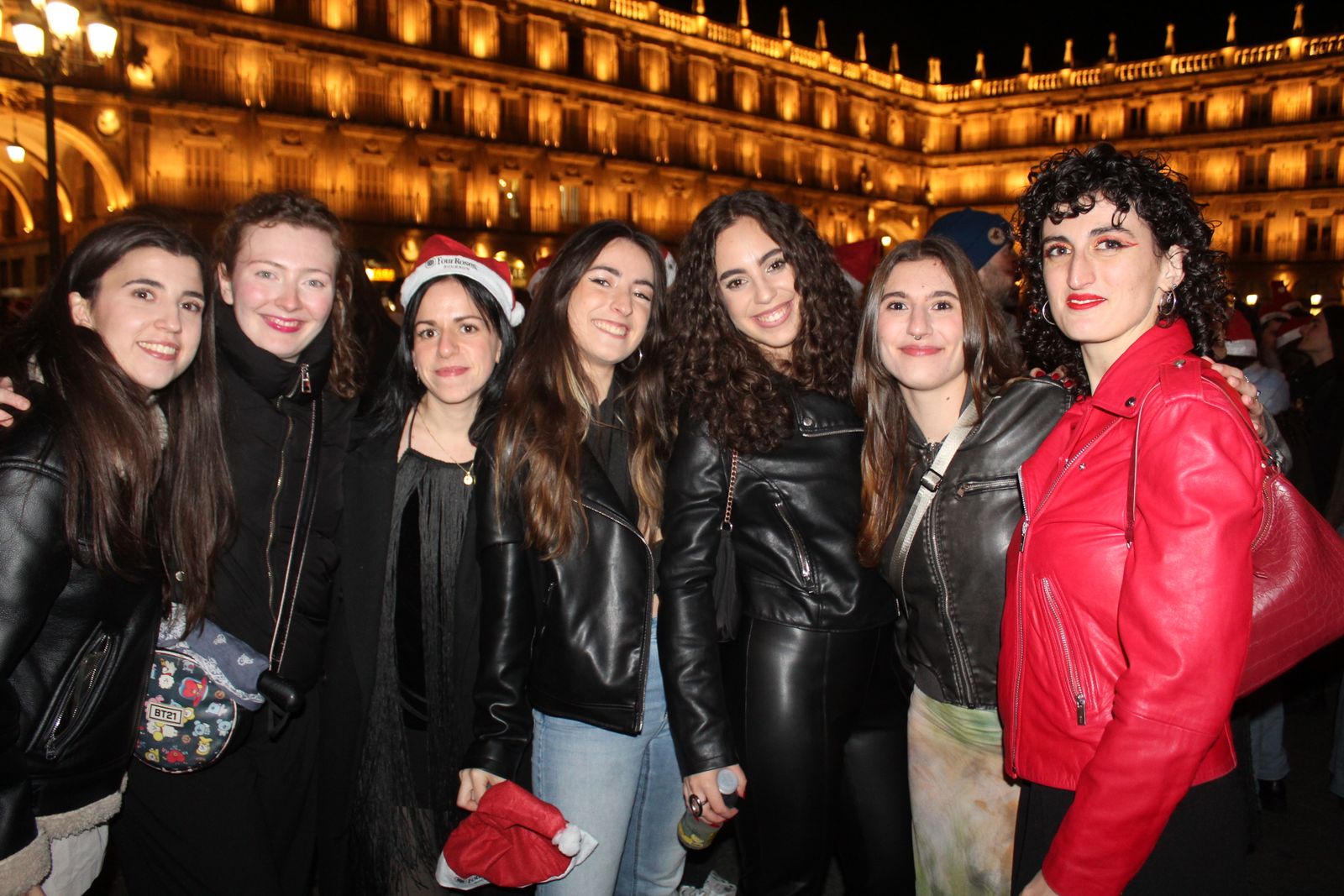 Miles de personas disfrutan de las campanadas y la fiesta del Fin de Año Universitario