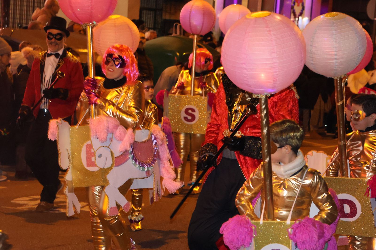 GALERÍA | Disfruta de las imágenes del colorido desfile de Carnaval en Zamora