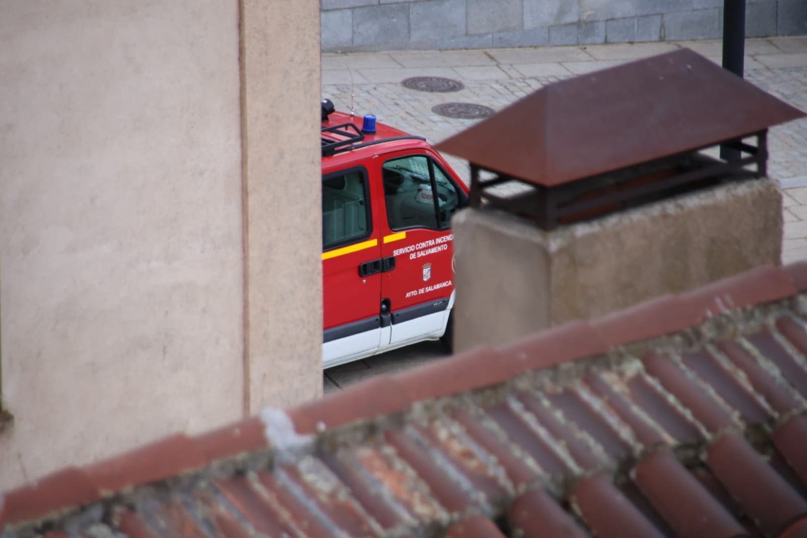 los-bomberos-acuden-a-rescatar-a-un-perro-que-habia-caido-en-el-mirador-de-la-facultad-de-ciencias-fotos-andrea-m-6