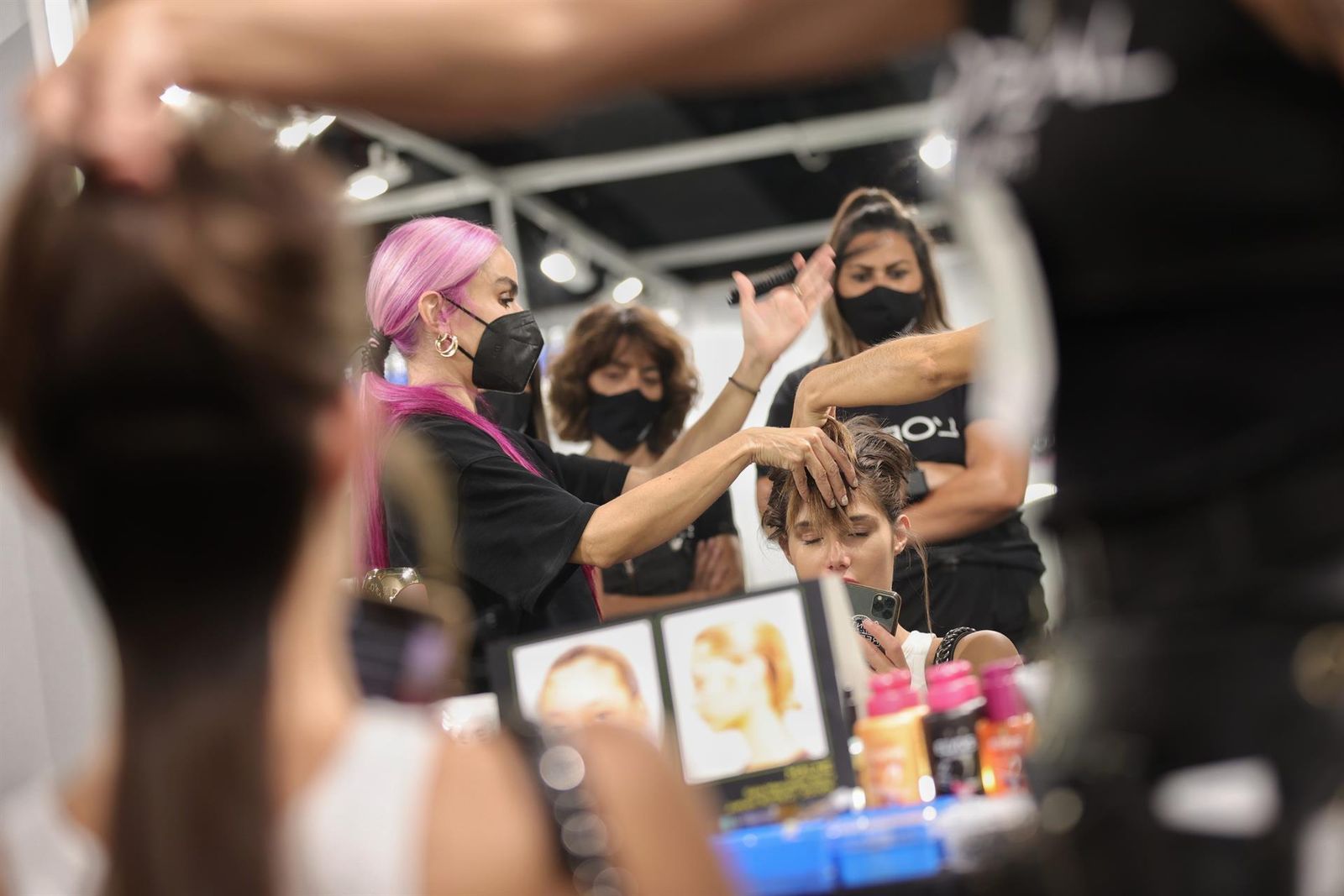 Varias peluqueras peinan a una modelo - Eduardo Parra - Europa Press - Archivo