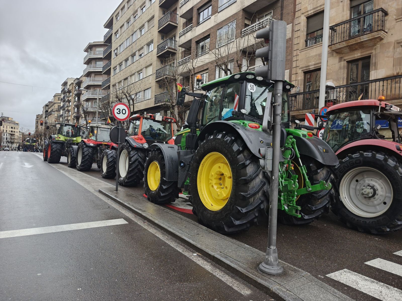 En imágenes la marcha con tractores y vehículos de campo en Salamanca en protesta contra Mercosur