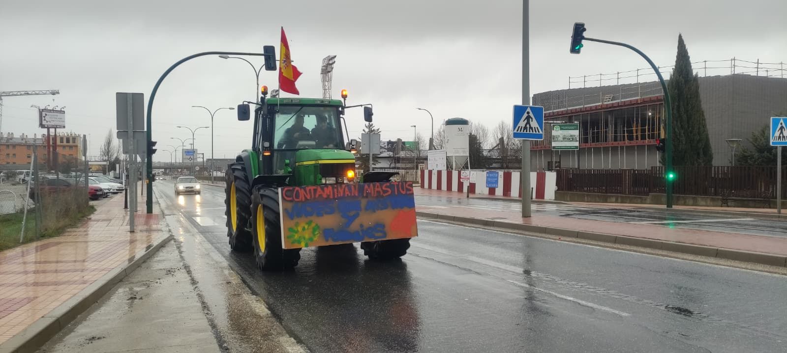 Tractores por la carretera de Zamora, a la altura del Helmántico de camino al centro