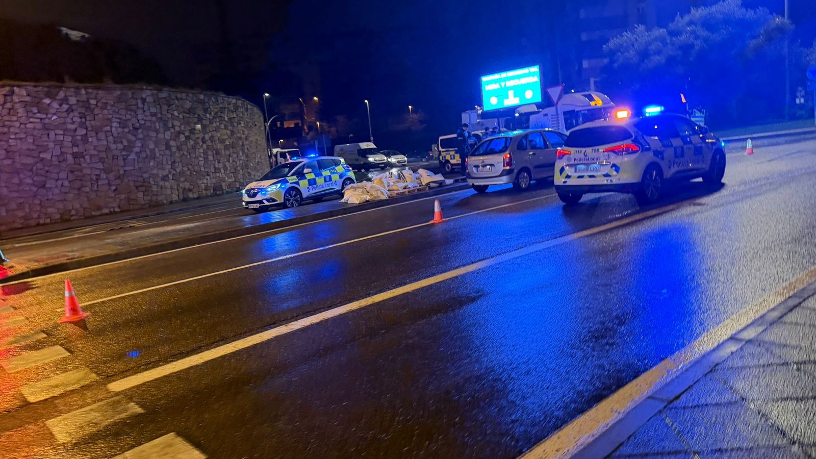 Cortados tres carriles de la Vía Helmántica tras caer la carga de un tráiler