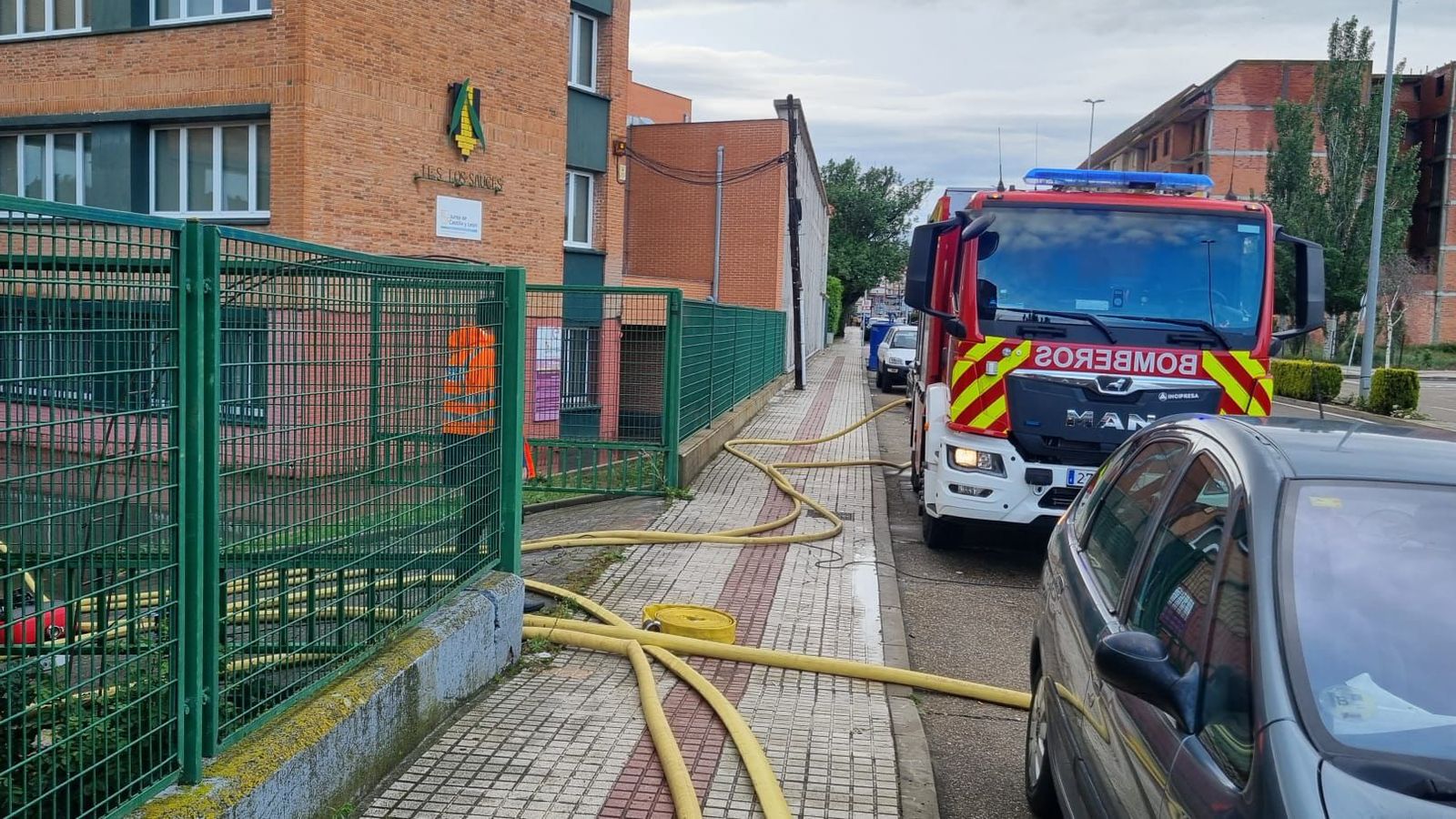 Los bomberos de Benavente trabajan en el patio anegado del IES Los Sauces