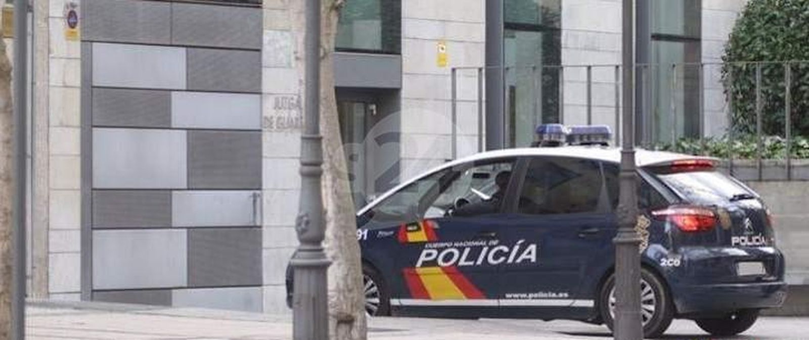 Imagen de archivo de un coche policial a la puerta del Juzgado de Guardia de Salamanca Imagen de archivo de un coche policial a la puerta del Juzgado de Guardia de Salamanca