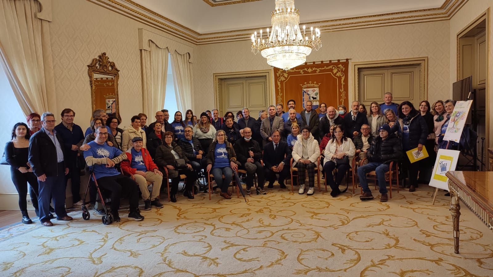 El alcalde de Salamanca, Carlos García Carbayo, recibe a miembros de la asociación Asdace con motivo del Día Nacional del Daño Cerebral Adquirido