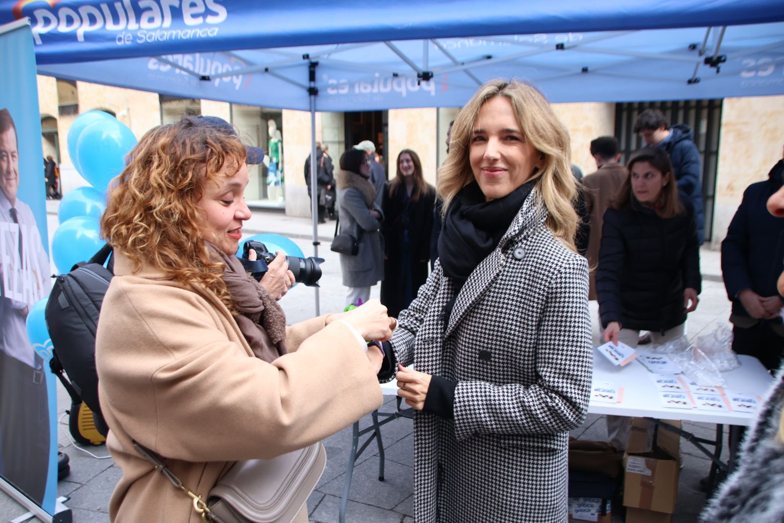 Cayetana Álvarez de Toledo y Carlos García Carbayo, dan un paseo electoral por la Plaza Mayor
