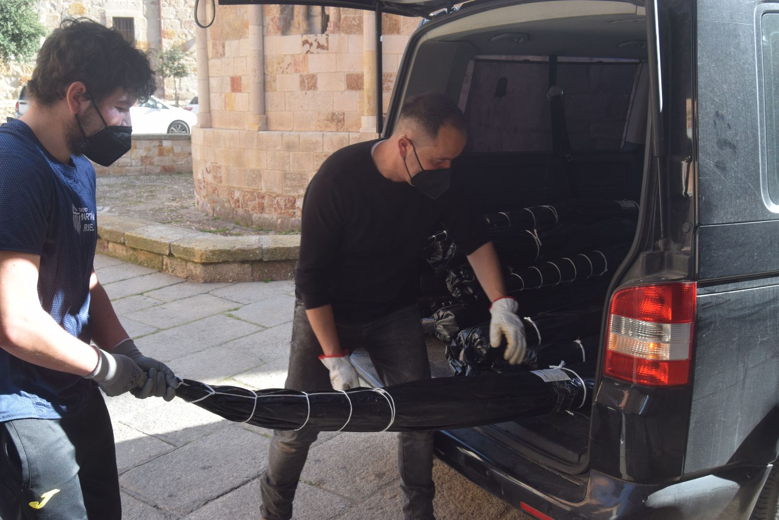 Operarios de la empresa llevan las palmas al Museo