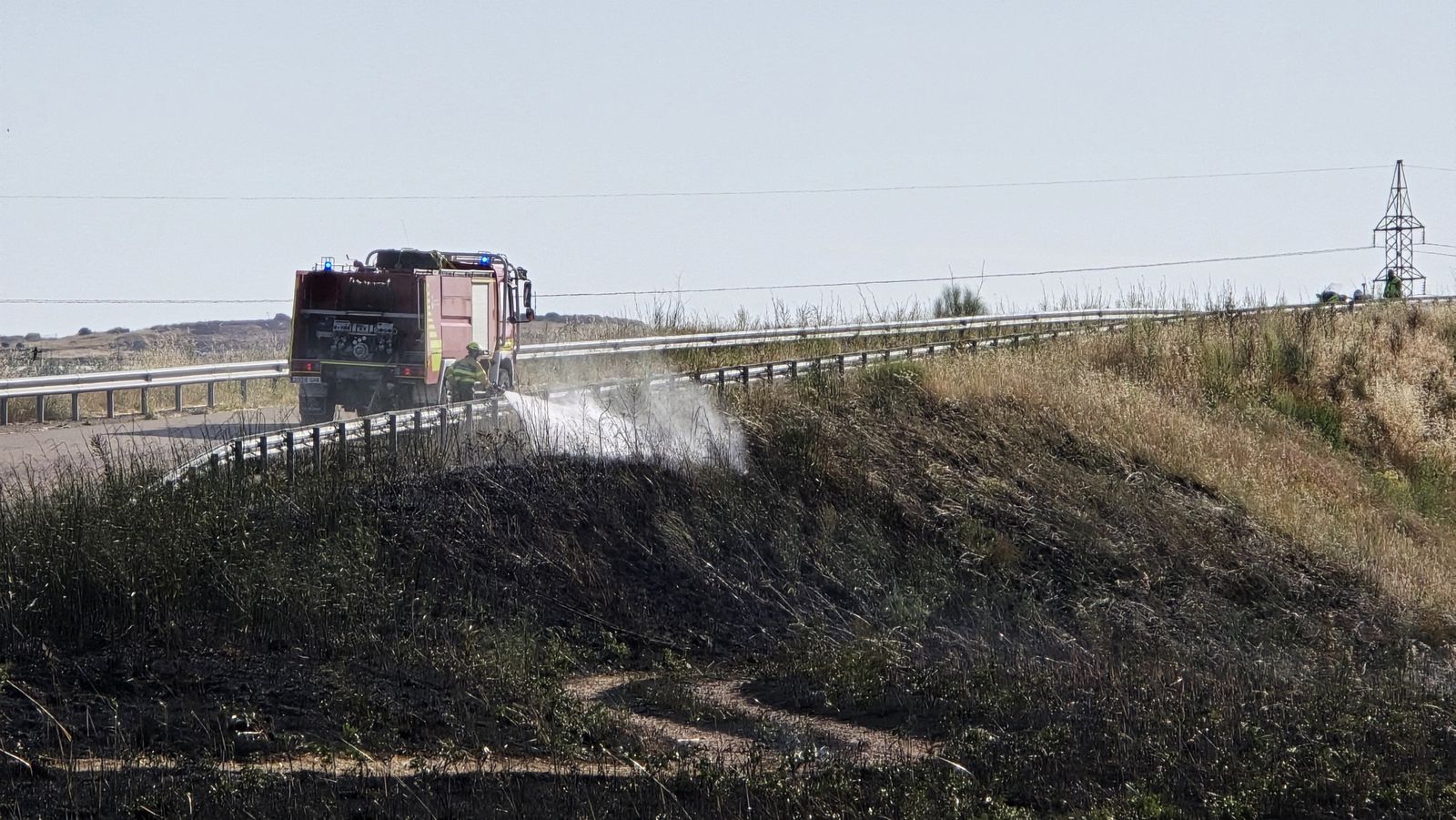 Incendio de pasto en la calle Félix Candela (Aldeatejada)